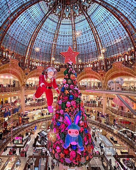 Большая рождественская ель в торговой галерее Лафайет (Париж, Франция).