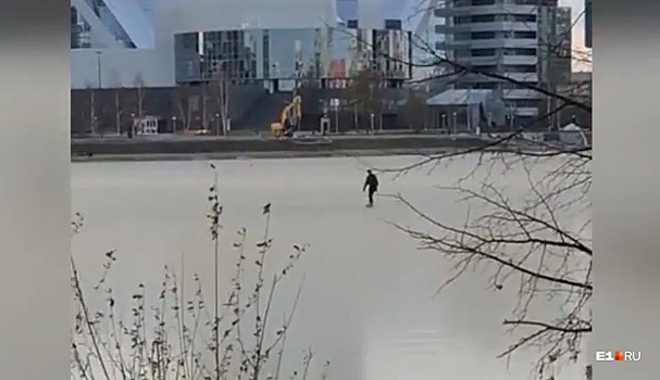Камикадзе заточил коньки: у «Динамо» сняли на видео парня, катающегося по льду Городского пруда