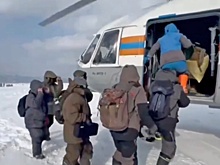 Дрейфовавшие на отколовшейся льдине рыбаки вышли на лед, несмотря на запрет