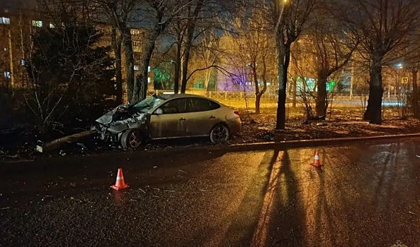 Под Волгоградом водитель врезался в ЛЭП