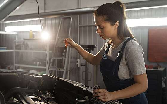 Эксперпт рассказал, что важнее для масла: километры или моточасы