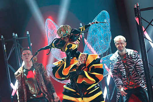 Певец Орлов предсказал победу Пчеле в шоу "Маска"