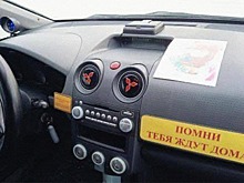 Военных обязали клеить фотографии близких на спидометр