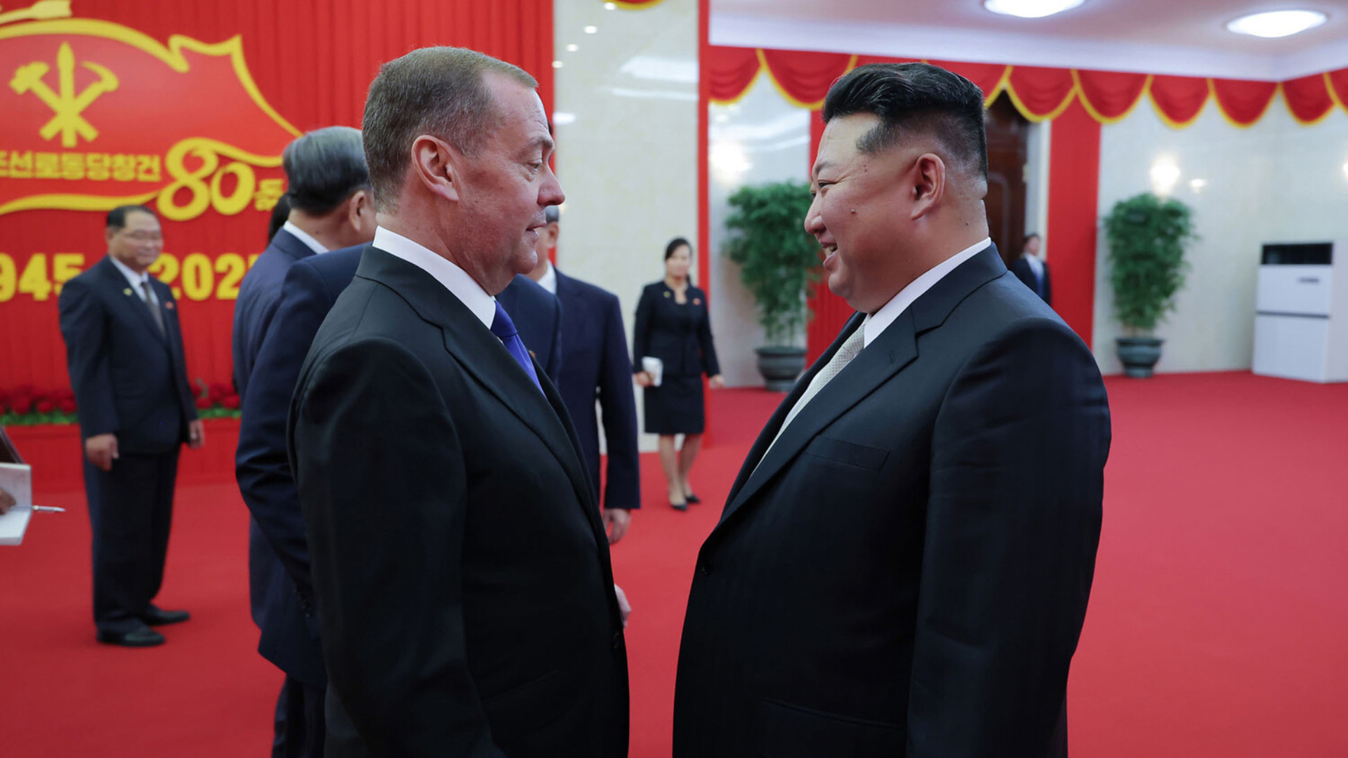 Медведев в Пхеньяне передал Ким Чен Ыну письмо Ким Ир Сена Сталину