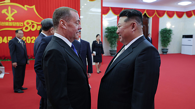 Медведев передал письмо Ким Чен Ыну