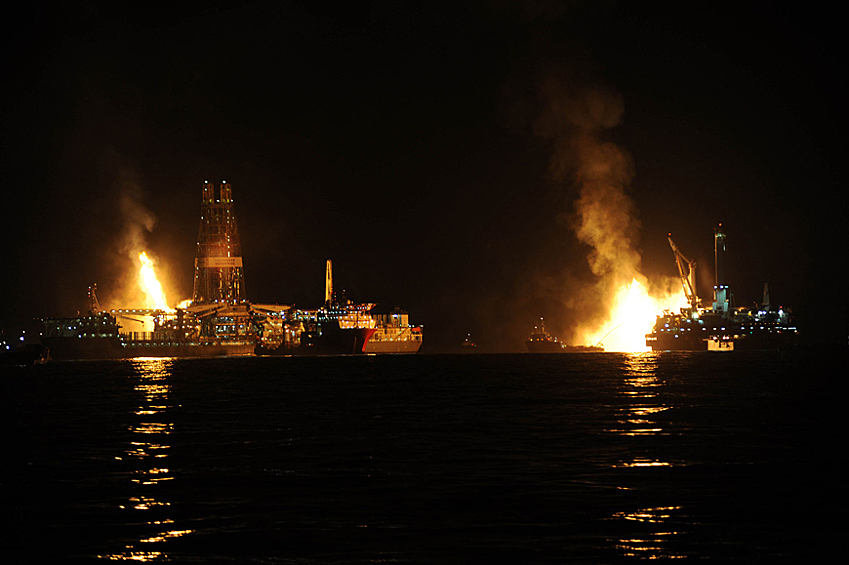 В момент взрыва на платформе Deepwater Horizon погибло 11 человек и пострадало 17 из 126 человек, находившихся на платформе. В конце июня 2010 года появились сообщения о гибели ещё 2 человек при ликвидации последствий катастрофы.