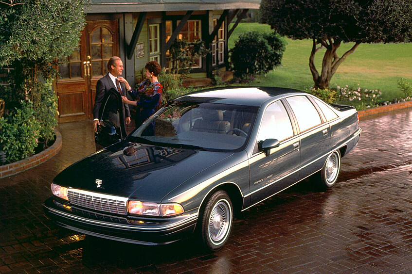 Chevrolet Caprice 1991.  Chevrolet Caprice оставался одним из последних рамных седанов, выпускавшихся в США до середины 1990-х. Эта машина, наряду с конкурентом Ford Crown Victoria, массово применялась в полиции и такси, закупалась для пожарной охраны и других госструктур – и стала визитной карточкой американских городов. Спрос среди частных покупателей на эту модель снизился, и в 1996 году ее сняли с производства.