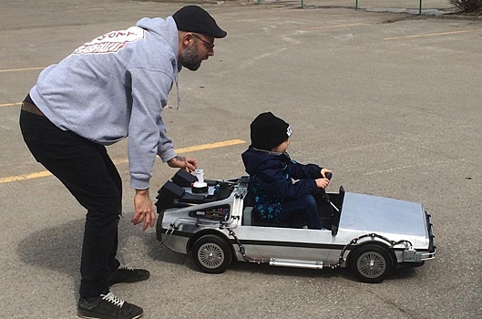 Отец построил для дочери мини-DeLorean из «Назад в будущее»