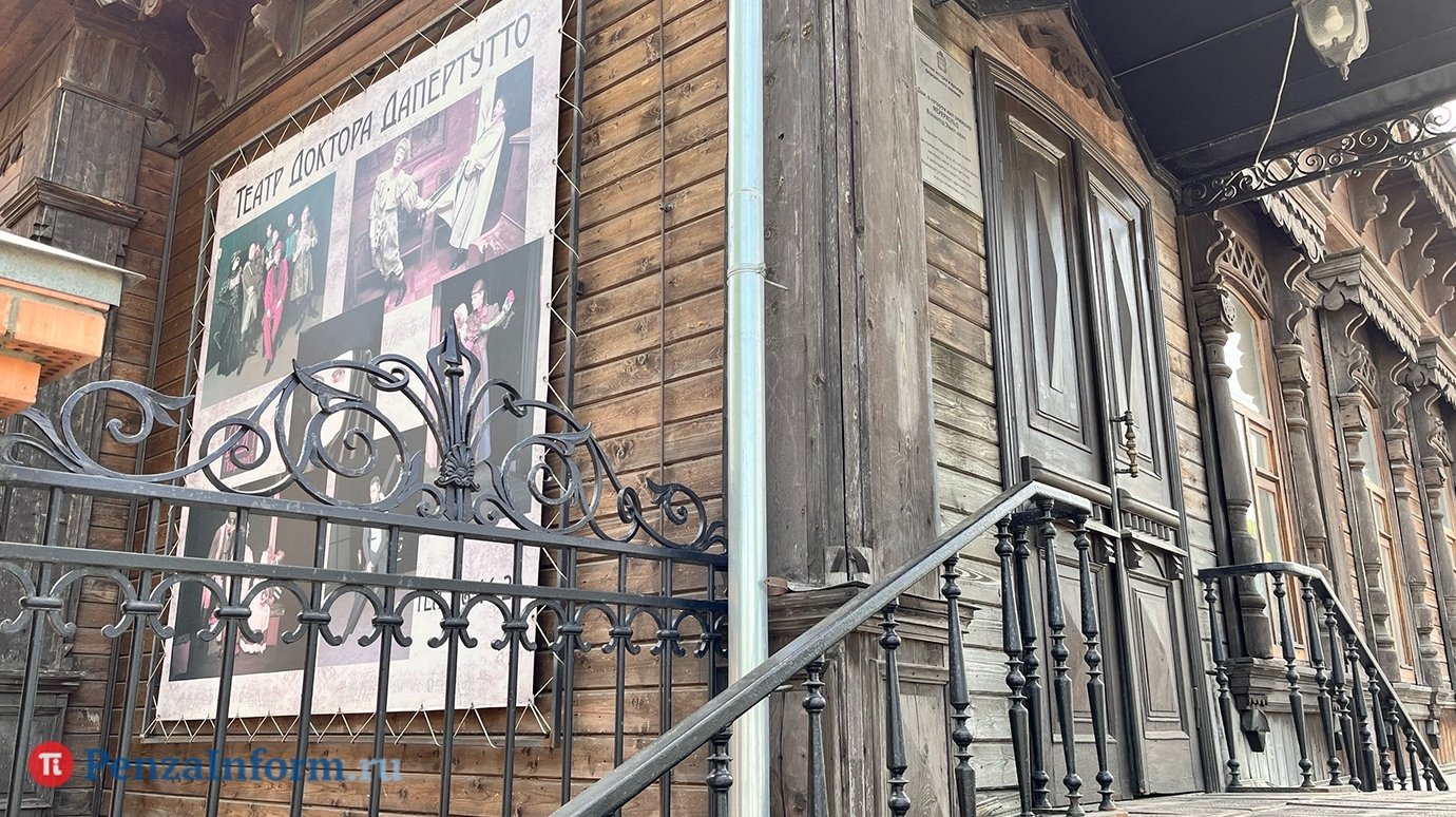 В «Доме Мейерхольда» планируют убрать деревянные скамейки