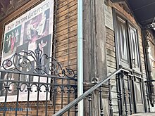 В «Доме Мейерхольда» планируют убрать деревянные скамейки