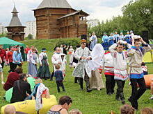 Карелы в «Коломенском» научили плести лапти
