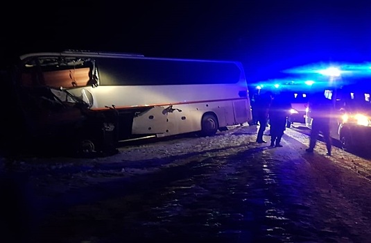 Два человека погибли при столкновении автобуса Новосибирск – Семипалатниск с грузовиком в Алтайском  крае