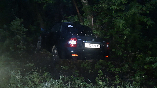 У Королькова сада водитель бросил в овраге «Приору» с застрявшей в ней пассажиркой