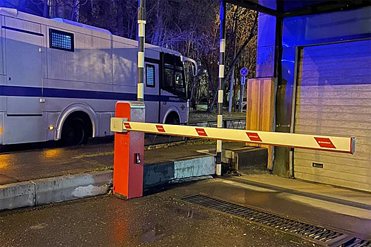 «От страха у меня пропало молоко...» Как владельцы гаражей стали заложниками мигрантов и управляющей компании