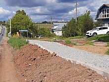 Жители деревни Прошино не могут подъехать к своим домам из-за нового тротуара