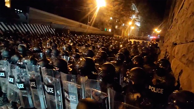В Тбилиси полиция начала разгонять протестующих у здания парламента