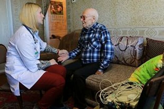 В Омской области врачи приедут к ветеранам на дом