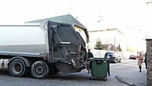 С видом на мусор. Калининградцы с улицы Горького жалуются на разбросанные во дворе отходы и отвратительный запах