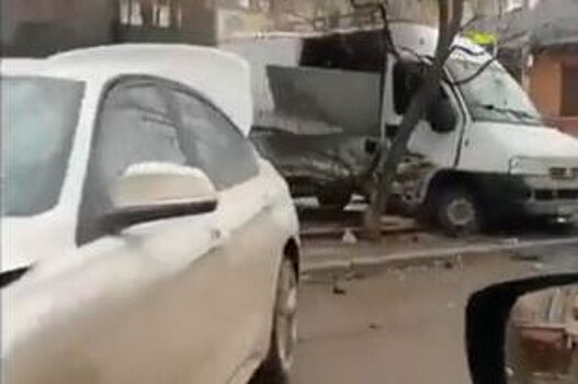 Видео: мужчина пострадал в ДТП с микроавтобусом и BMW в Ростове