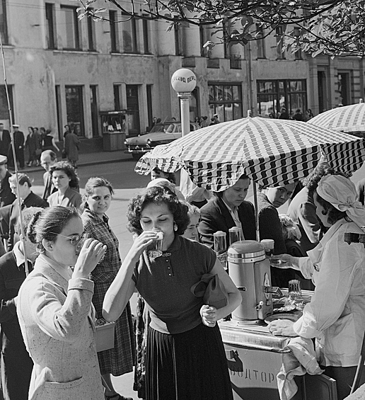 Газированная вода. На фото: продажа газированной воды в Москве, 1953