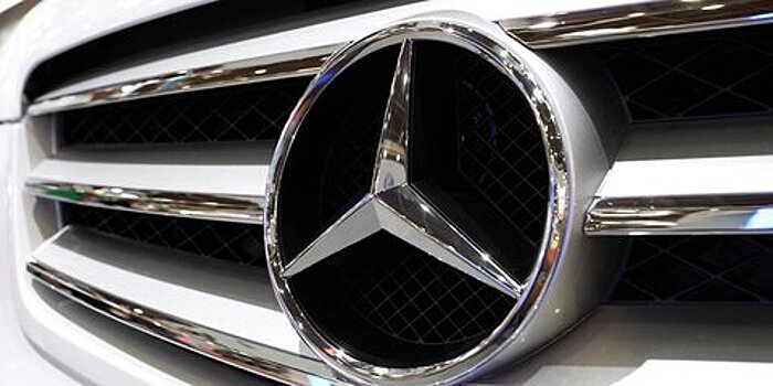 В Москве мужчина угнал Mercedes-Benz, не справился с управлением и попал в ДТП