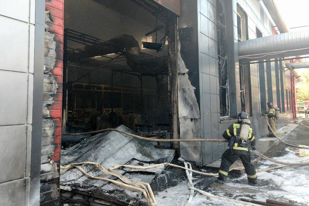 Появились кадры горящего цеха по производству троллейбусов