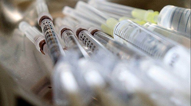 10 человек умерли после вакцинации от COVID-19