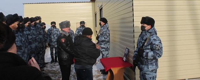 В Бурятии открыли мемориальную доску в честь героя СВО сотрудника ОМОН Зоригто Раднатарова
