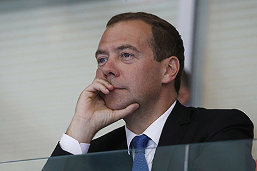 Медведев ограничил траты на машины министров