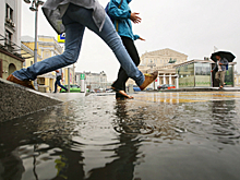 Ливень в Москве: улицы переходят вброд, либо карабкаются по ограждениям