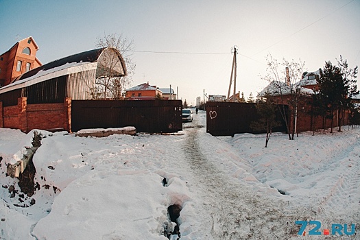 Забор вместо дороги: на Ставропольской неизвестные преградили дорогу машинам