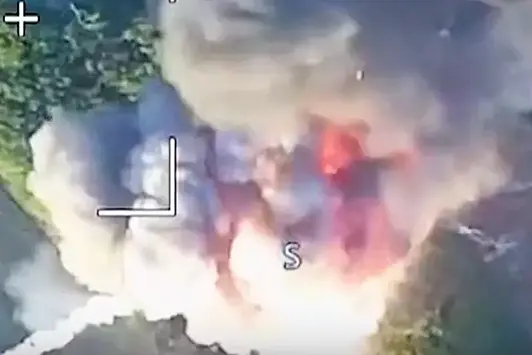 Смертоносный фейерверк: появились кадры удара по машинам ВСУ со снарядами