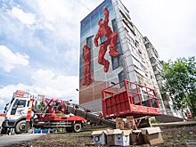 В Екатеринбурге появилось гигантское граффити волонтёров