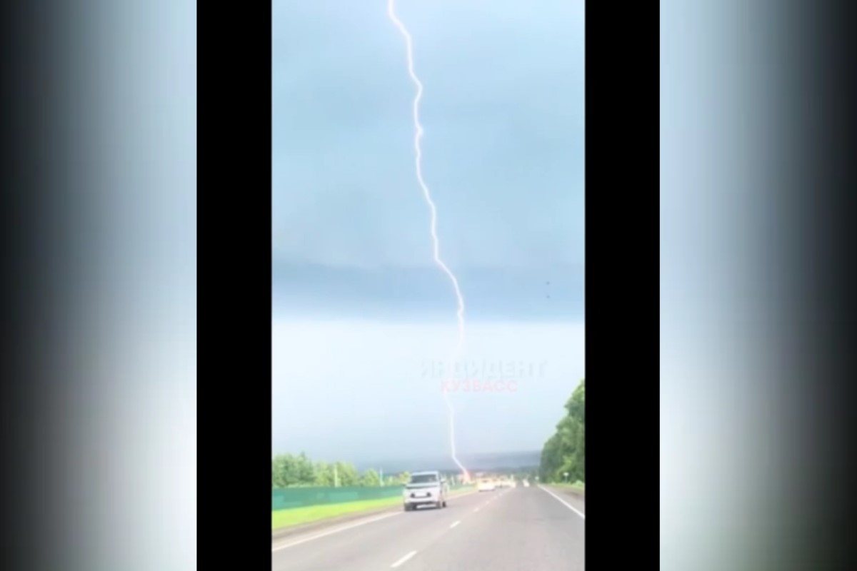 Удар молнии убил юношу в Кемеровской области