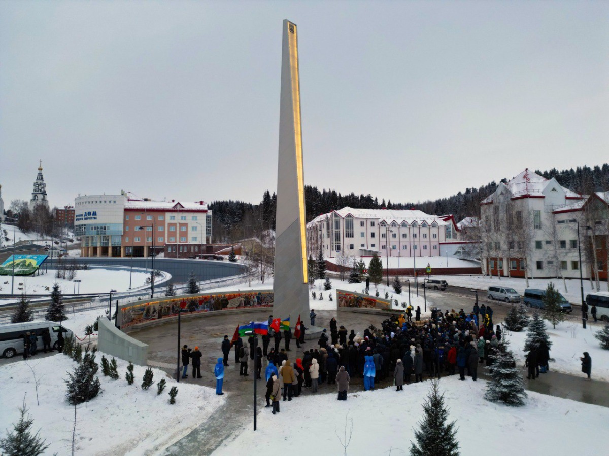 Глава города Максим Ряшин: В день рождения Югры в Ханты-Мансийске открыли стелу «Город трудовой доблести»