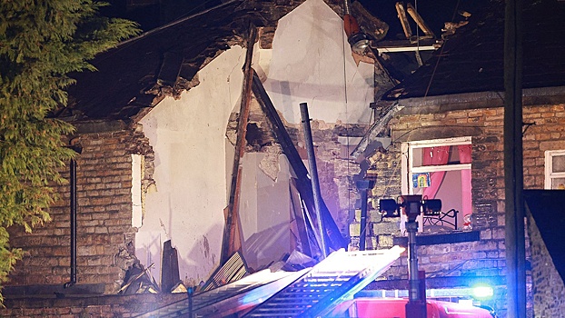 Жилой дом в Манчестере разделило напополам после взрыва газа
