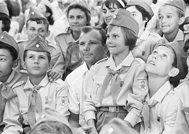 Первый космонавт Юрий Гагарин в пионерском лагере «Артек», 1967.