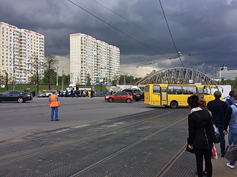 Эвакуатор с внедорожником оборвал трамвайный провод на юге Москвы