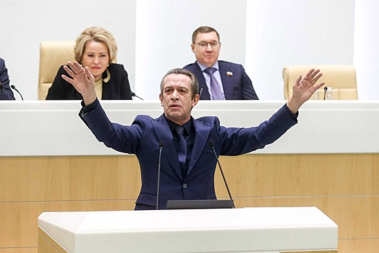Машков посоветовал сенаторам не стесняться проявлять эмоции