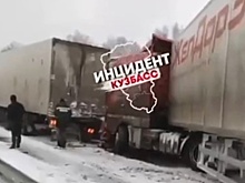 Mash Siberia: водитель с 24 тоннами взрывчатки чудом избежал массового ДТП на трассе в Кузбассе