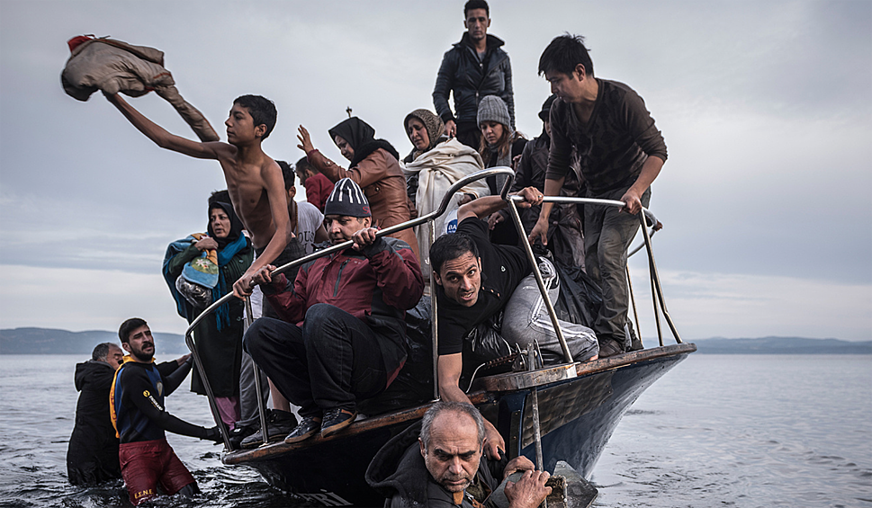 Лодка, полная мигрантов-беженцев, подходит к берегу острова Лесбос, Греция, 1 ноября 2015 г.