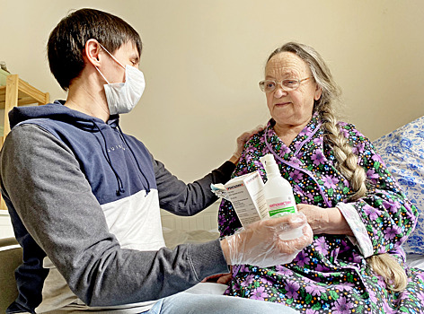 Пожилым москвичам и людям с хроническими заболеваниями лекарства будут привозить на дом