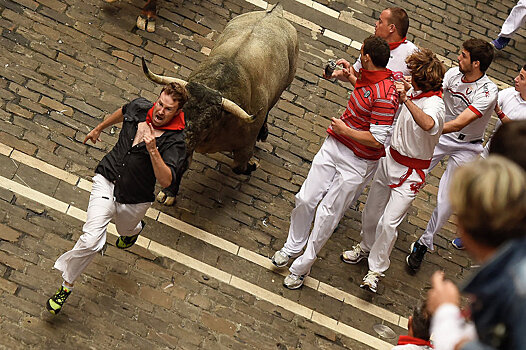 Человек погиб на празднике во время забега быков в Испании