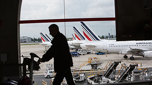 В Париже освободили мужчин, задержанных в аэропорту с копиями оружия