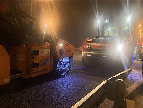 На путепроводе "Аврора" начали укладывать новое дорожное покрытие