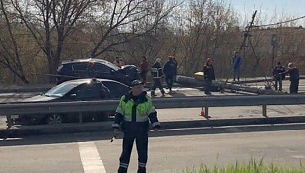 Столб и два автомобиля пострадали в аварии в Брянске