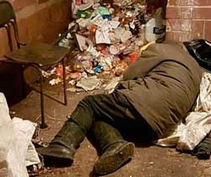 Челябинские общественники нашли жилье и работу мужчине, который шесть лет жил в мусороприемнике многоэтажки