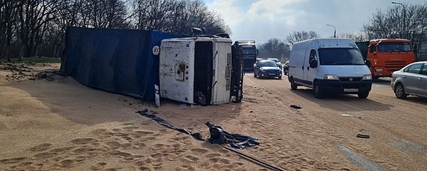 На въезде в Новороссийск водитель зерновоза не справился с управлением, машина перевернулась