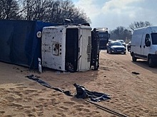 На въезде в Новороссийск водитель зерновоза не справился с управлением, машина перевернулась
