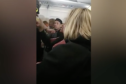 Пьяные женщины подрались на борту самолета и заставили стюардесс их разнимать
